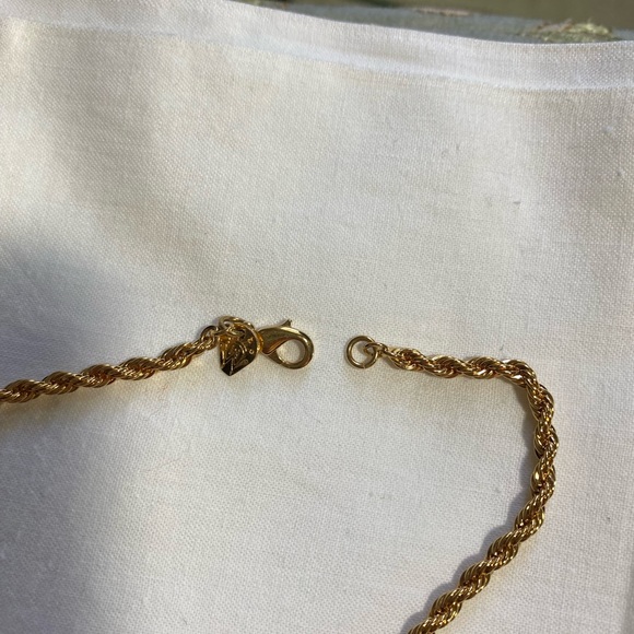 Hutton Wilkinson Jewelry Set. Necklace with matching clip on earrings NRFB - Picture 10 of 17